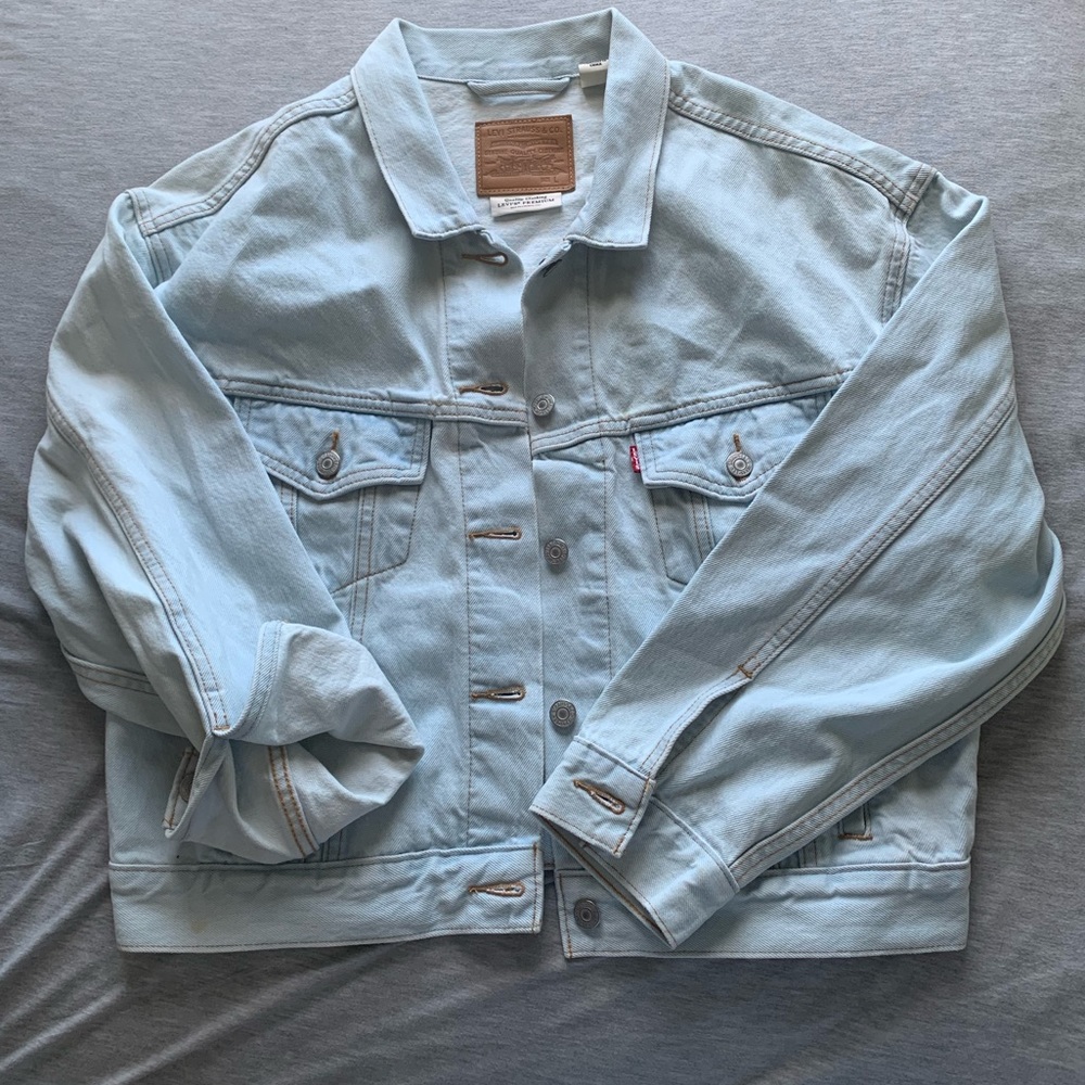 Worn Once Light Wash Levi’s Denim Jacket Large